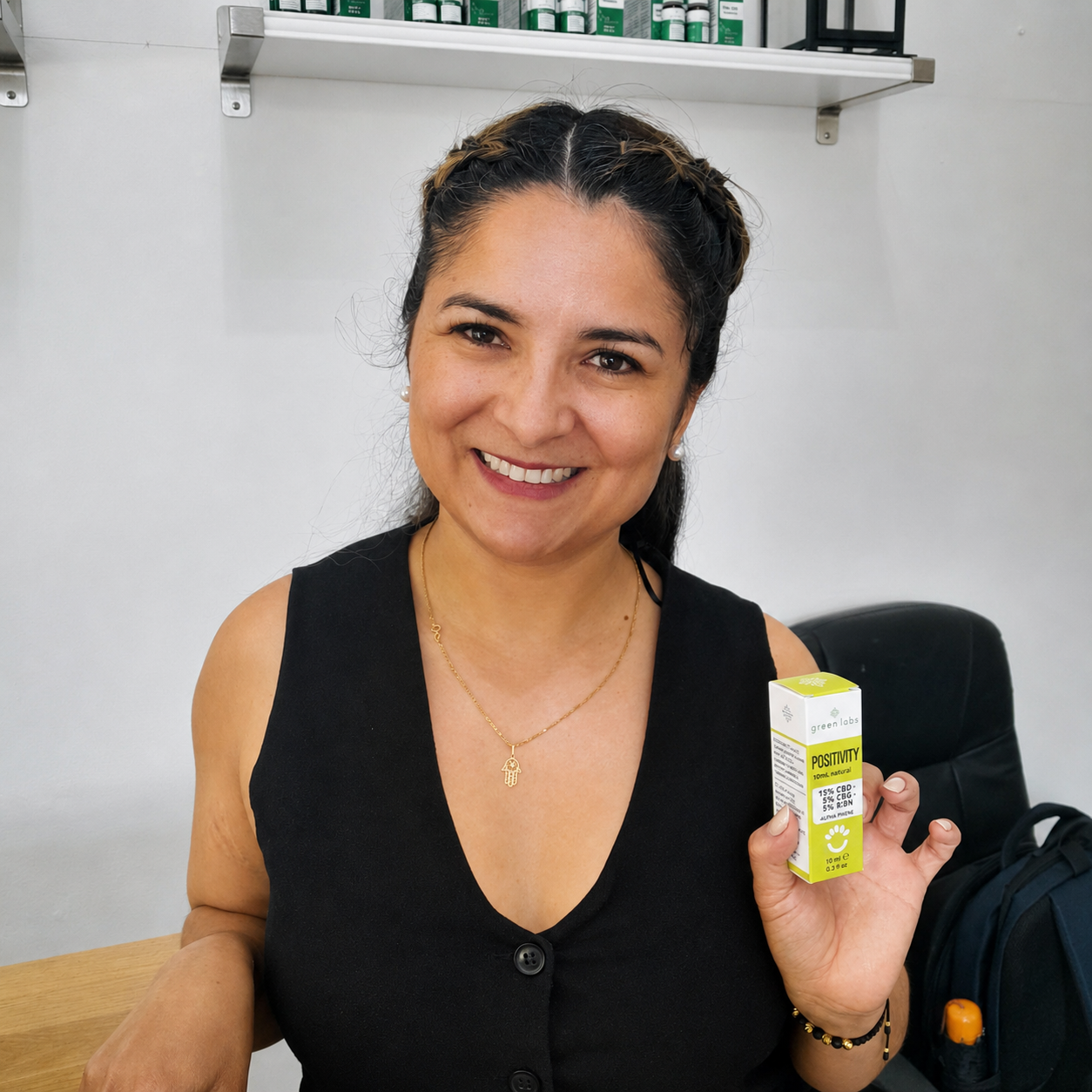 Clienta satisfecha mostrando producto Sanadol+ de Grabbit CBD