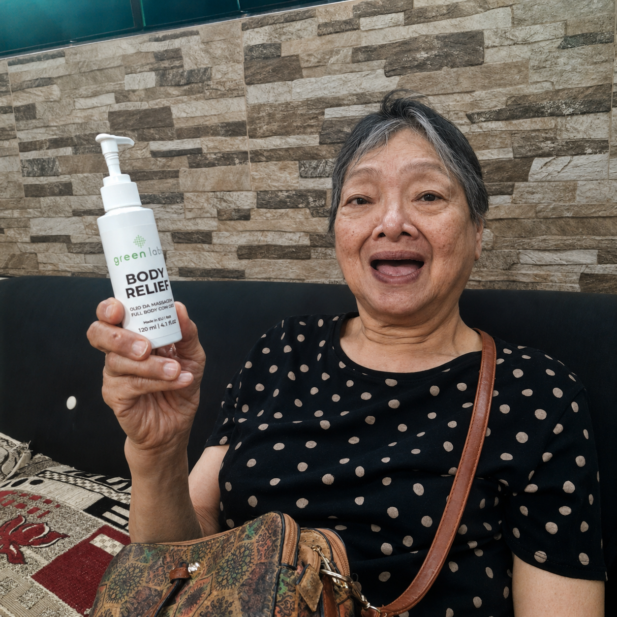 Clienta mayor muy feliz mostrando Body Relief Oil de Green Labs Grabbit CBD