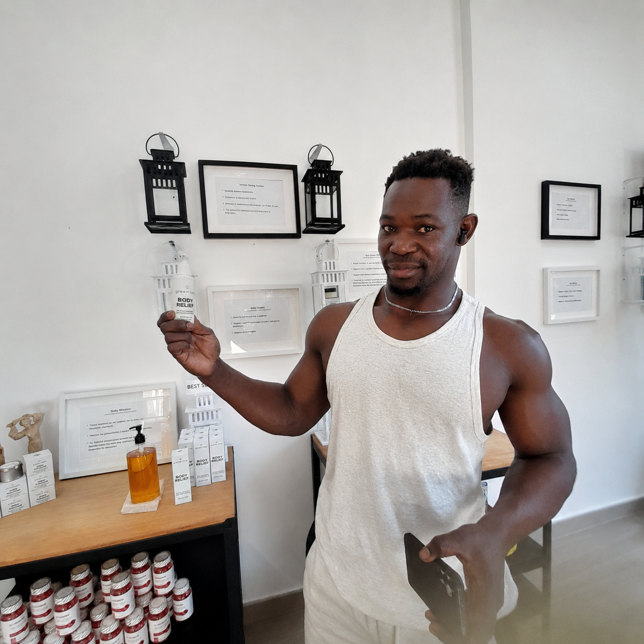 Cliente mostrando aceite CBD de Green Labs en tienda Grabbit Barcelona
